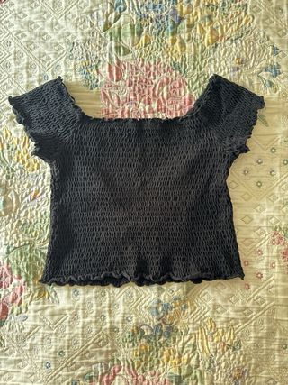 Top negro fruncido escote cuadrado.