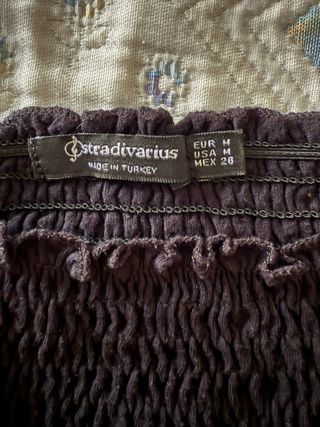 Top negro fruncido escote cuadrado.