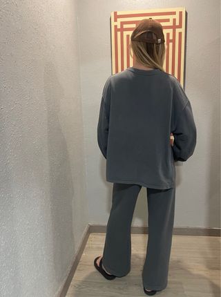 Conjunto deportivo con pantalones palazzo