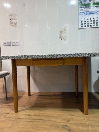 Mesa de madera con tapa de granito.