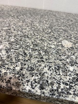 Mesa de madera con tapa de granito.