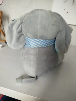 Elefante de bebe que canta y mueve las orejas