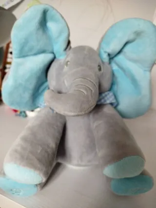 Elefante de bebe que canta y mueve las orejas