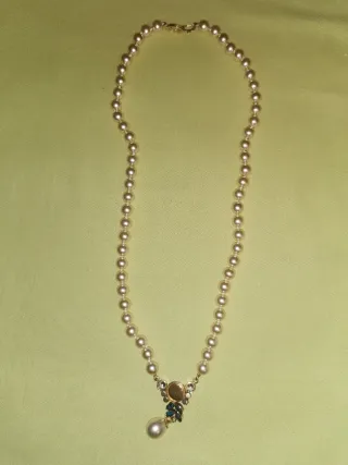 Varios collares y gargantillas