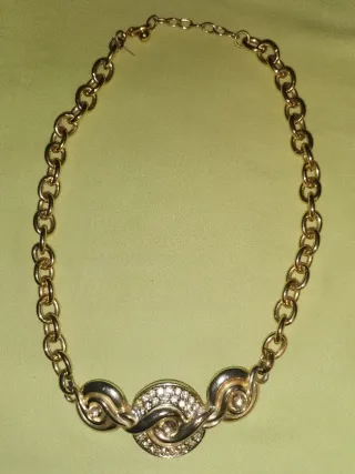 Varios collares y gargantillas