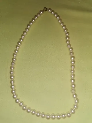 Varios collares y gargantillas