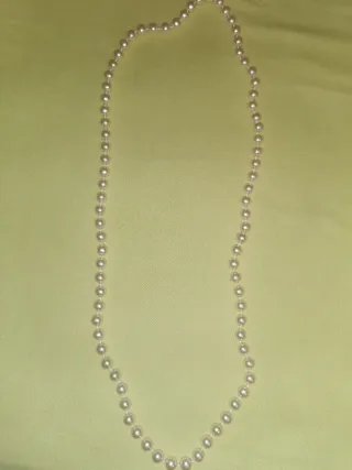 Varios collares y gargantillas