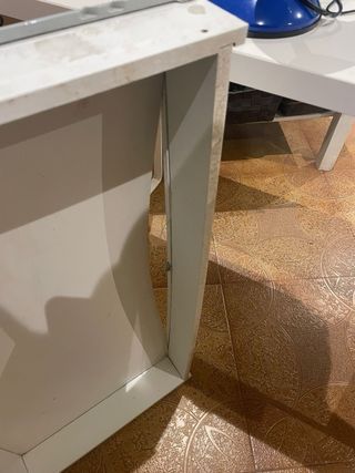 Escritorio blanco con cajón suelto