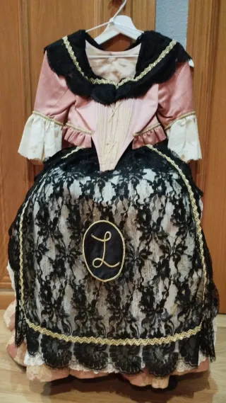 Traje de Fallera de niña entre 7 y 9 años.