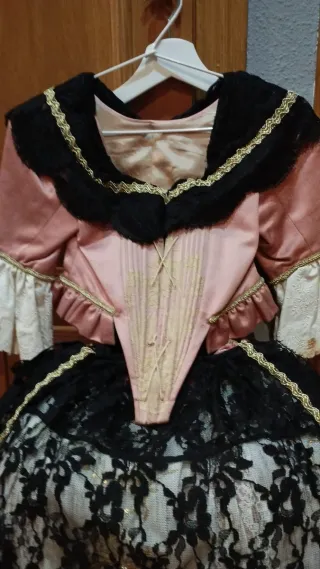 Traje de Fallera de niña entre 7 y 9 años.