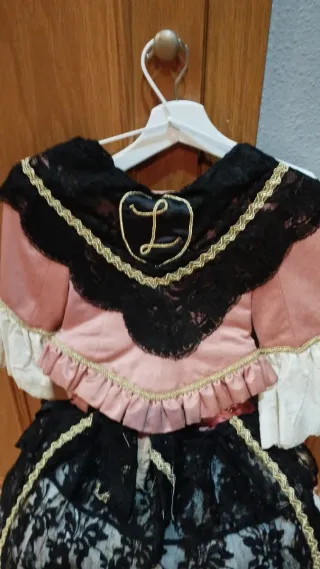 Traje de Fallera de niña entre 7 y 9 años.