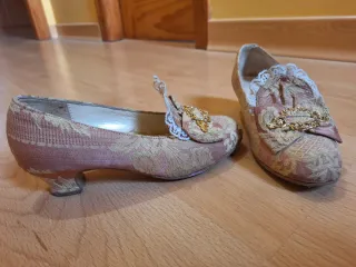 Traje de Fallera de niña entre 7 y 9 años.