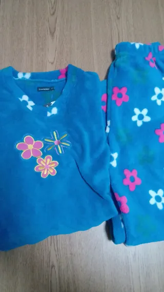 Pijama infantil azul flores