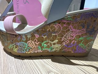 Sandalias cuña Roberto Botella beige/rosa