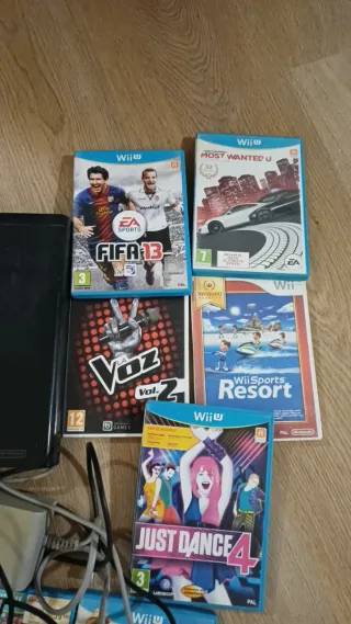 Wii U, con controller e giochi.