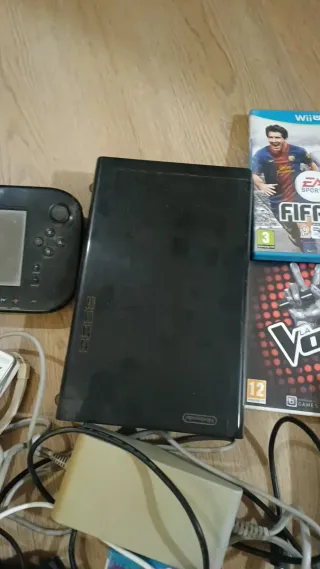 Wii U, con controller e giochi.