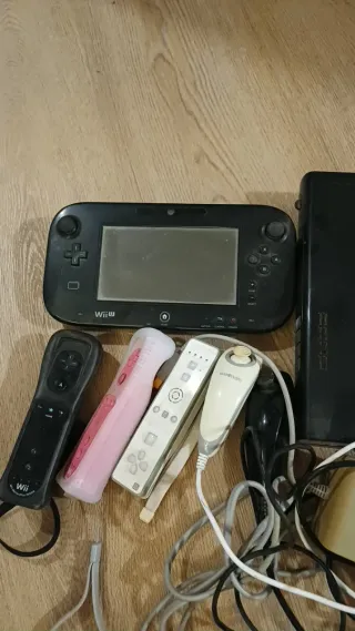 Wii U, con controller e giochi.