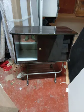 Mueble TV vintage con ruedas