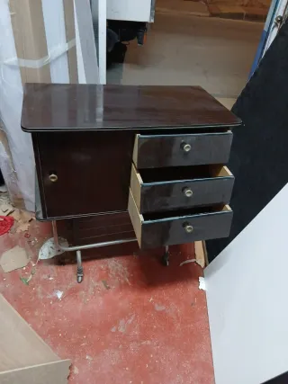Mueble TV vintage con ruedas