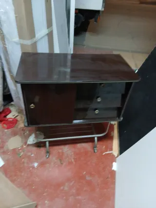 Mueble TV vintage con ruedas