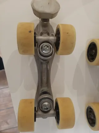 Platines de hoquei patins amb rodes.