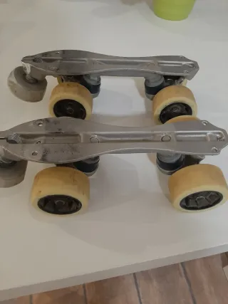 Platines de hoquei patins amb rodes.