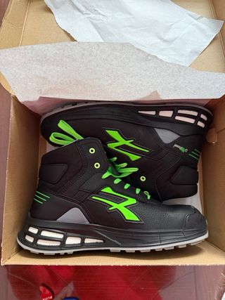 Tenis U. Power Negro y Rojo