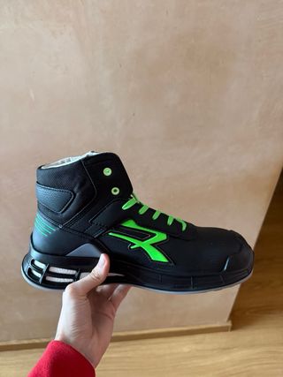 Tenis U. Power Negro y Rojo