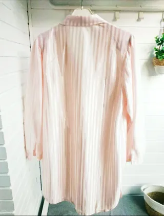 Camisón satinado rosa a rayas