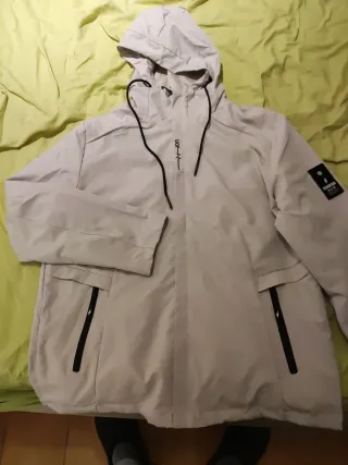 Cortavientos con capucha y bolsillos . Talla XL