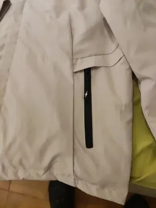 Cortavientos con capucha y bolsillos . Talla XL