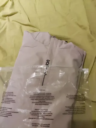 Cortavientos con capucha y bolsillos . Talla XL