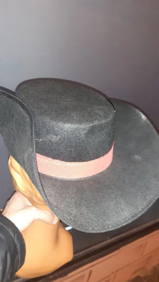 Sombrero cordobes con lazo y solapa levantada