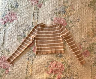 Jersey marrón cropped con rayas blancas.