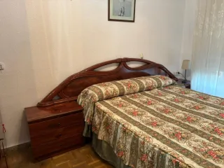 Cabecero con mesillas de madera antigua