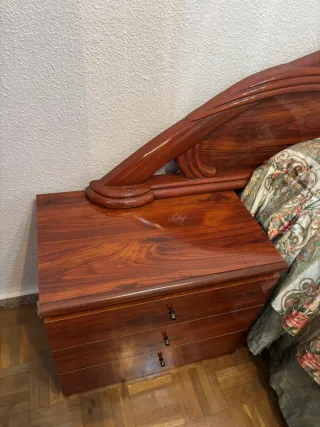 Cabecero con mesillas de madera antigua