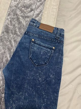 Pantalón vaquero azul desgastado