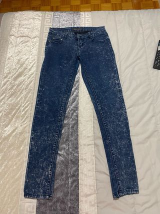 Pantalón vaquero azul desgastado
