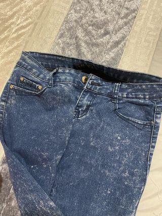 Pantalón vaquero azul desgastado