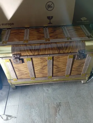 Baul antiguo muy cuidado y en buen estado