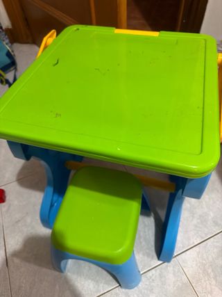 Escritorio infantil con banquito