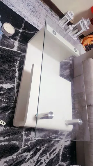 Mesa de centro muy chula con cristal y madera