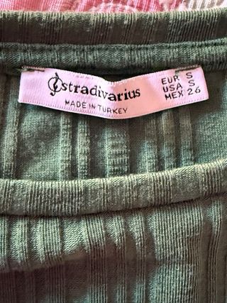 Top verde oscuro cuello redondo.