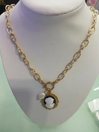 Cadenas de hombre y conjunto de mujer