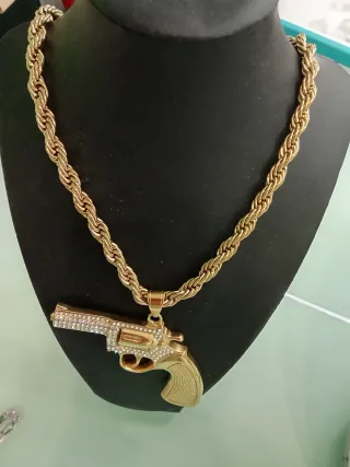 Cadenas de hombre y conjunto de mujer