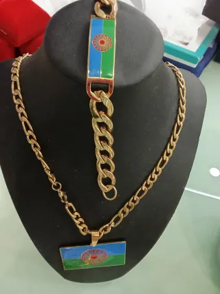 Cadenas de hombre y conjunto de mujer