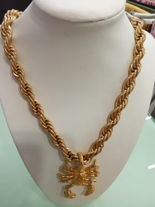 Cadenas de hombre y conjunto de mujer