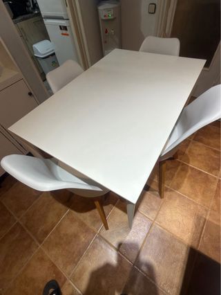 Comedor blanco con 4 sillas