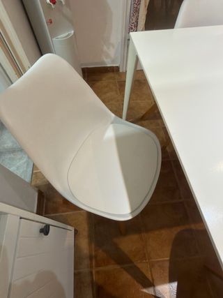 Comedor blanco con 4 sillas