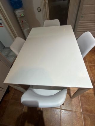 Comedor blanco con 4 sillas